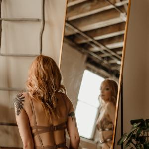 Blushing In Bronze Kelly Spencer Desiree Hartwell 13 Boudoir Poses in Front of the Mirror