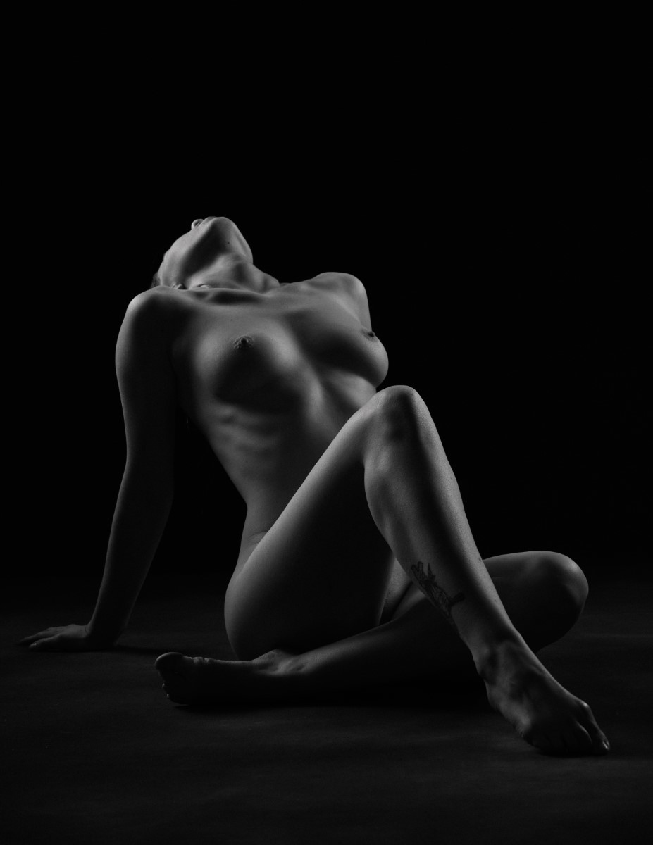 Tranquility Kelsie Oaks Xi Zeng 12 Low Key Fine Art Nude Photography