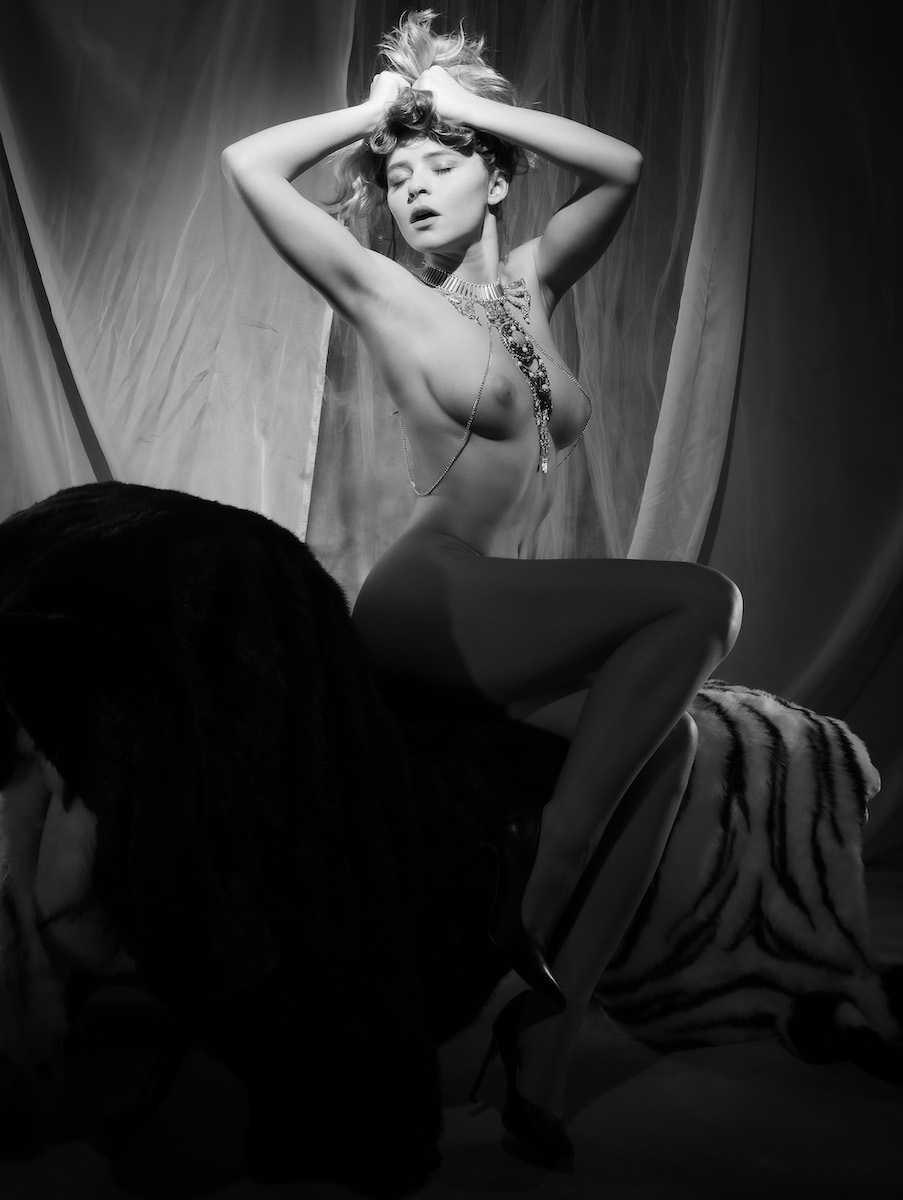 Hollywood Glamour in Black and White - Alice Antoinette & Doug Hansgat Image 20