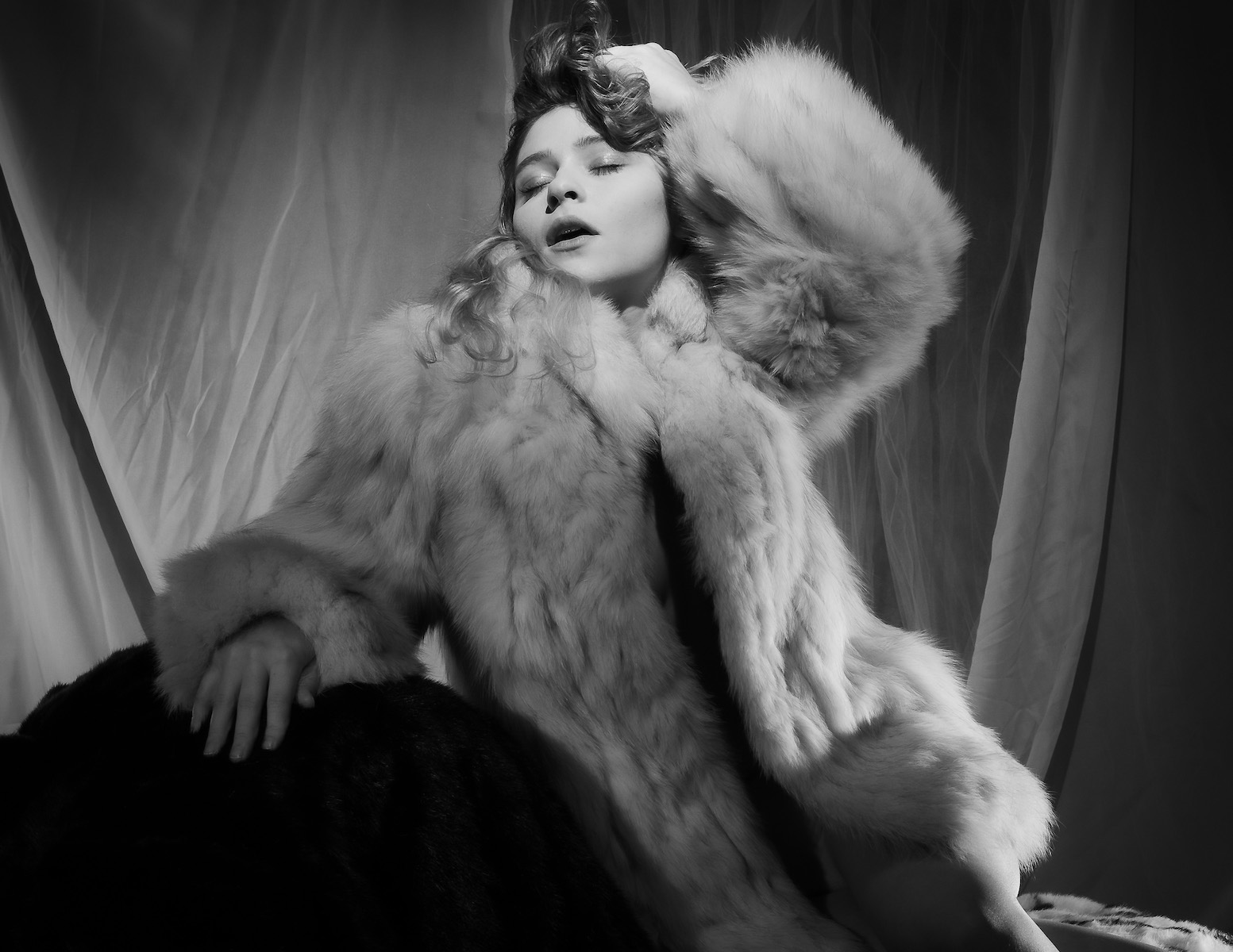 Hollywood Glamour in Black and White - Alice Antoinette & Doug Hansgat Image 3