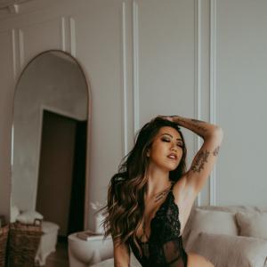 Neutrals Forever Michelle Lam Ashlie Spice 9 Boudoir Poses on the Bed