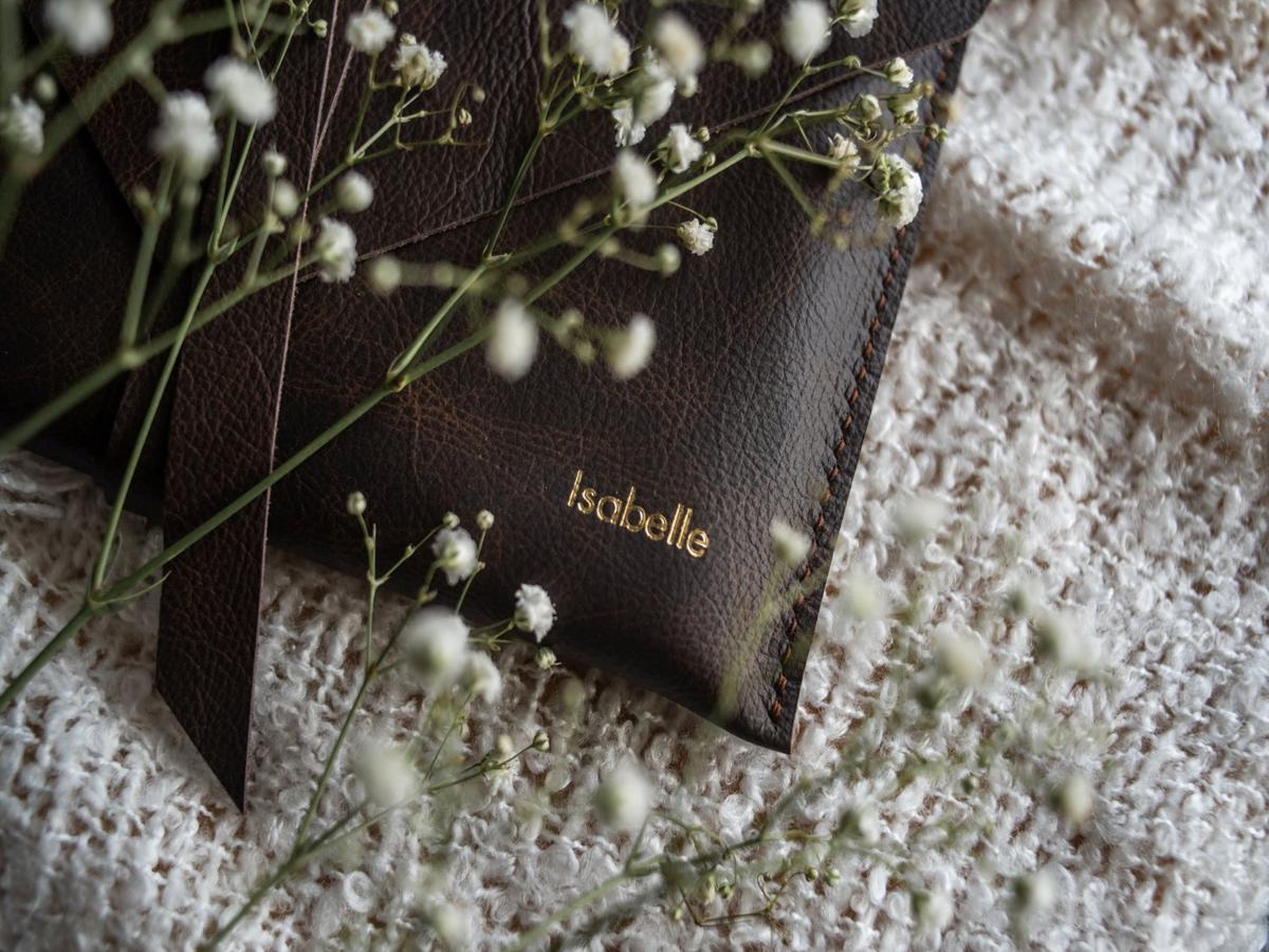 QT Albums’ handcrafted leather envelope offers a refined presentation with the option for custom name personalization — perfect for delivering memorable prints.