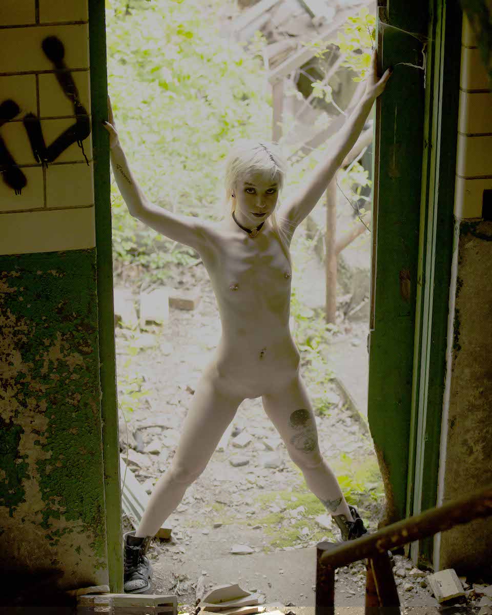 Beauty in an Abandoned Building - Soulfullymodeling & Dale Selves Image 2