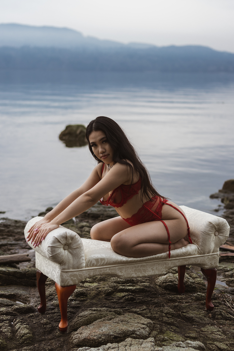 Sultry Beach Boudoir - Vannie Tran & Mariah Coulombe Photography Image 1