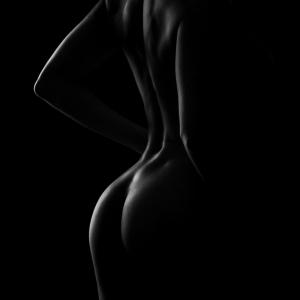 Exploring the Shadows: Techniques and Artistry in Low-Key Bodyscapes