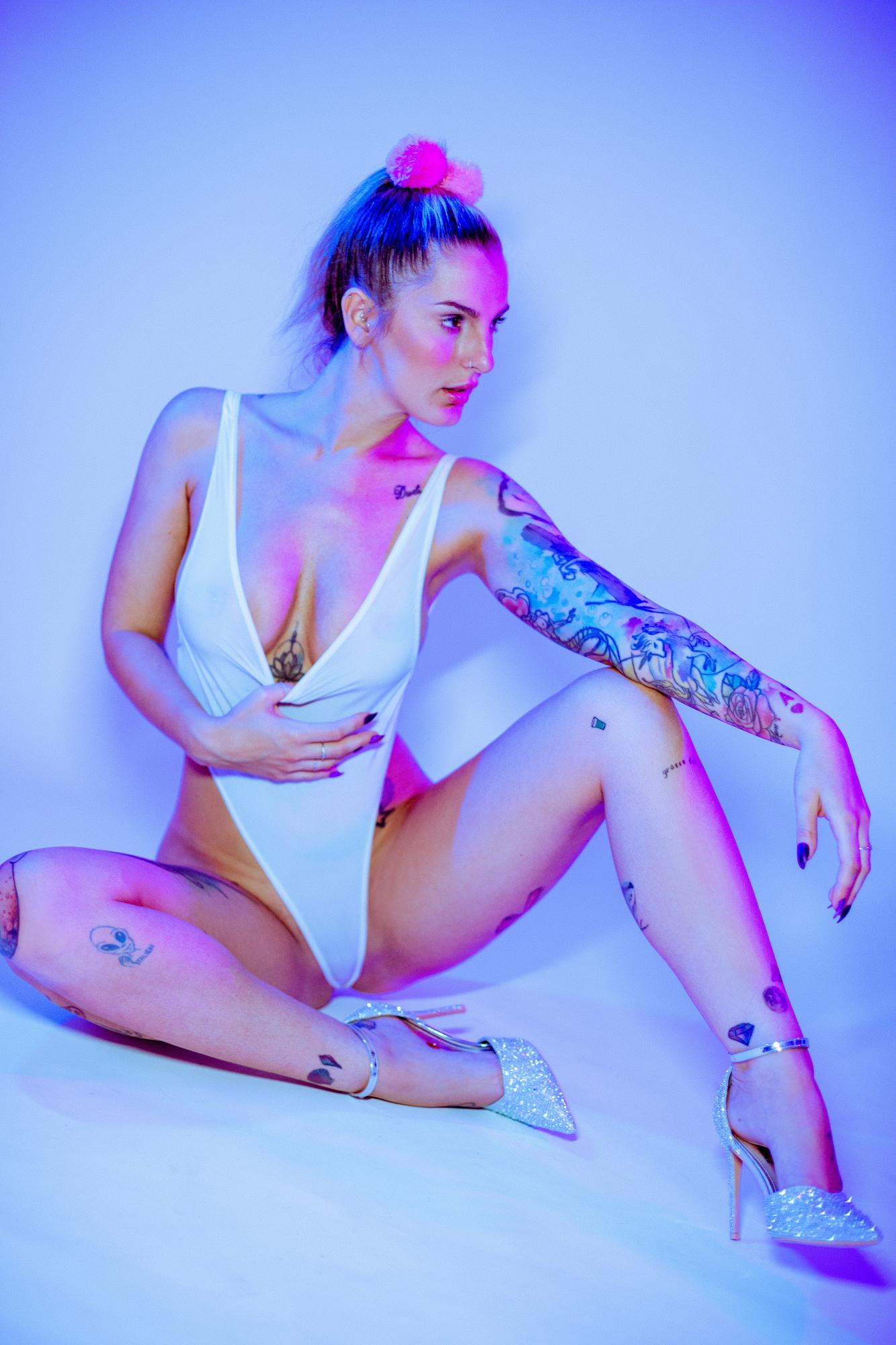 90's Neon Muse - Krisztián Sárkány & Nizsy Image 4