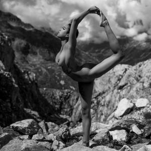 An African Girl In The Swiss Alps 3n0 Photography 1 Bricp8h Boudoir Photography in Nature