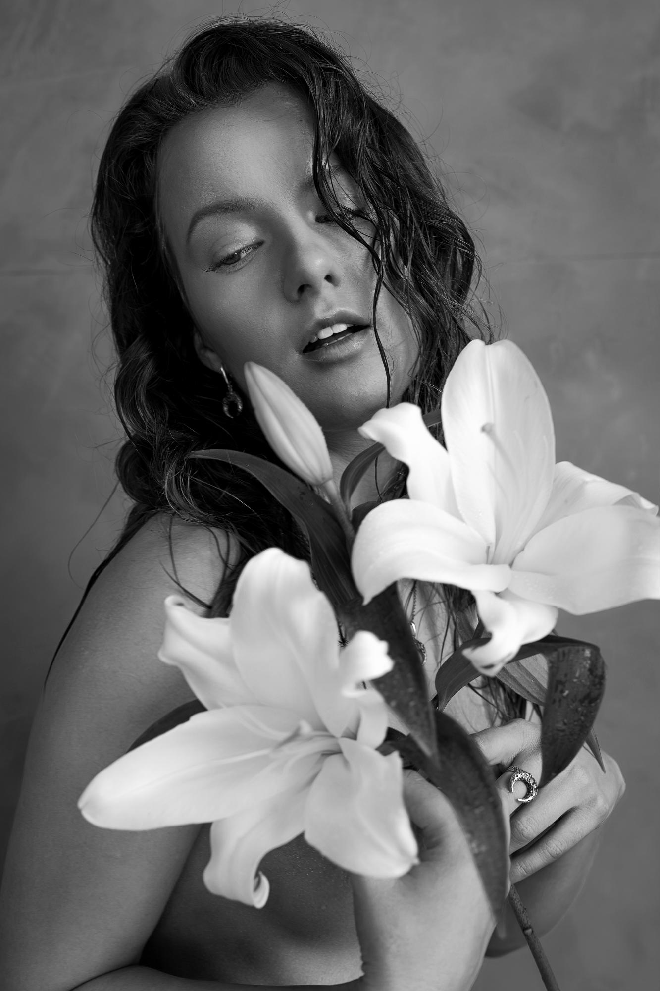 Anna Luna And The White Lilies - Nason Gradushiy & Anna Luna Image 11
