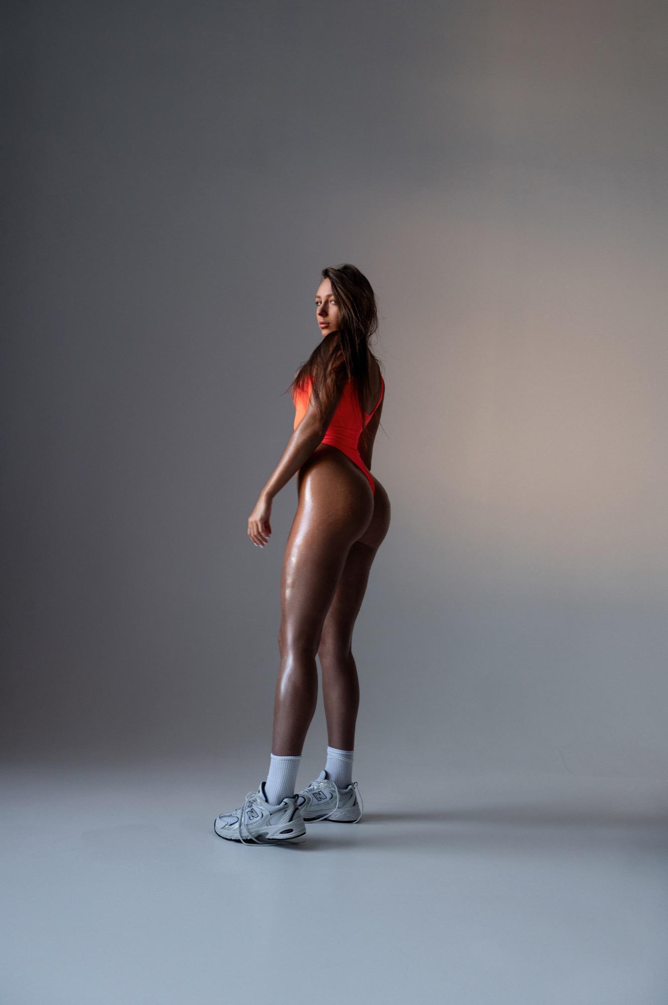 Bare Canvas - Emilia Ravinskaya Image 5