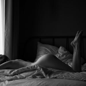 Behind Curtain Alicja Marcin Sokoowski 4 Hfanyl5 Boudoir Poses on the Bed