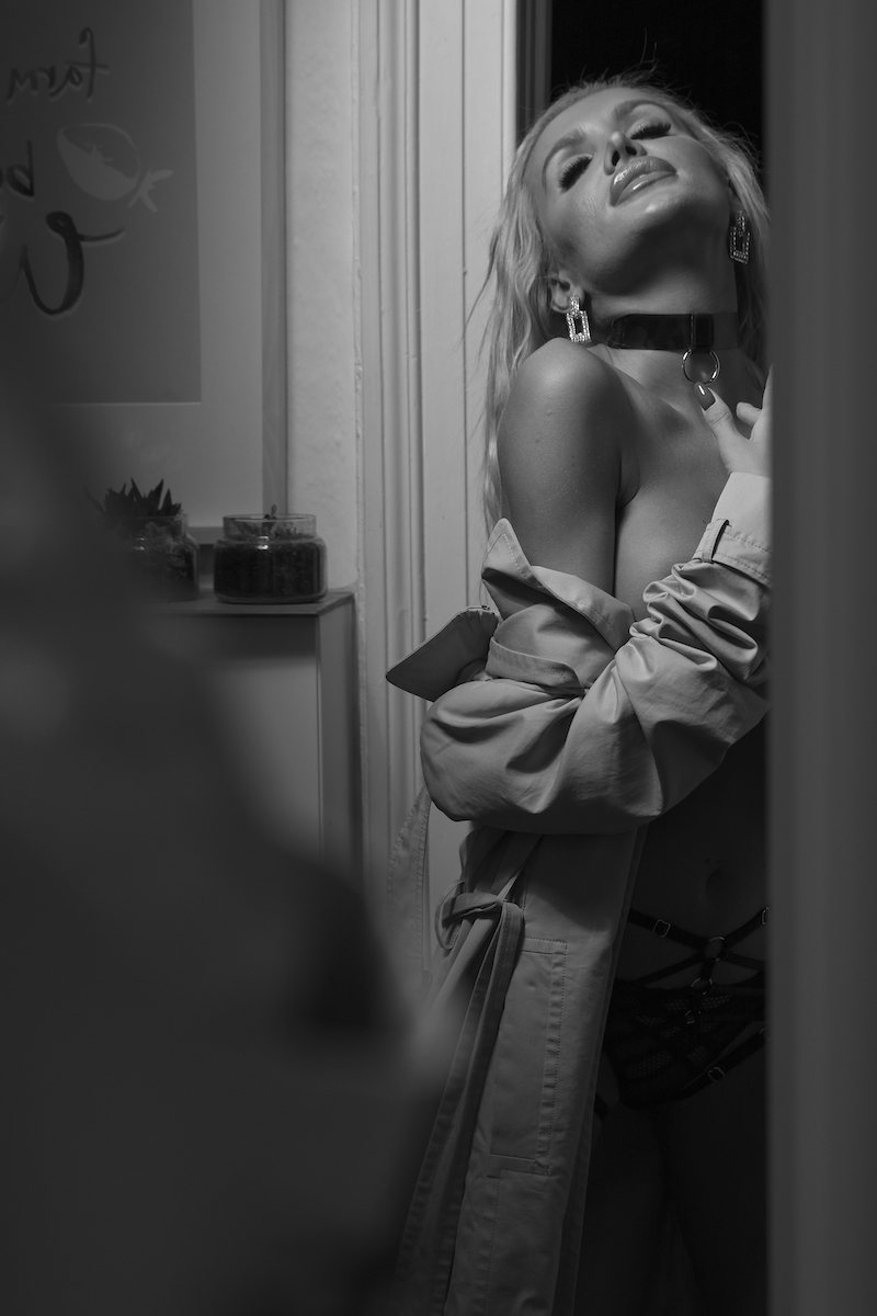 Between Fashion and Boudoir - Violet Irina & Olivier Springer Image 15