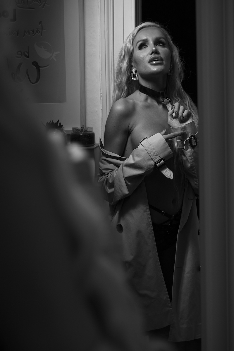 Between Fashion and Boudoir - Violet Irina & Olivier Springer Image 18