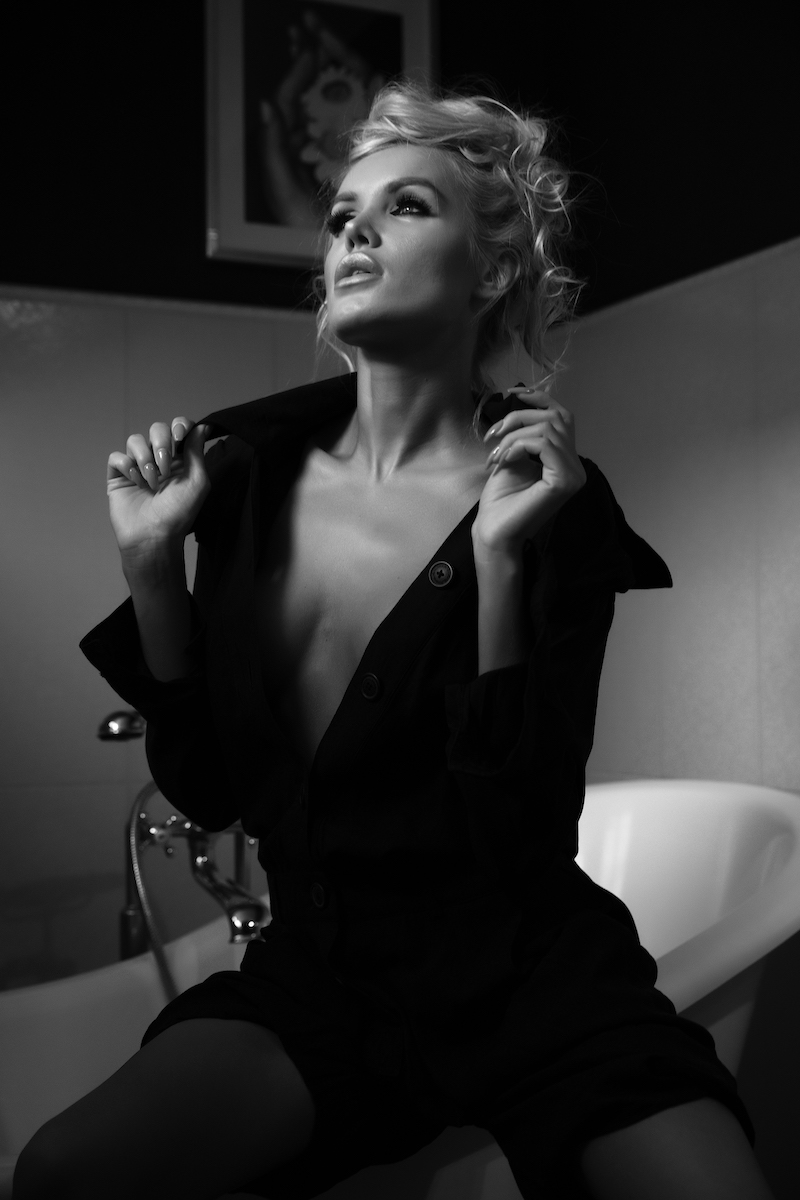 Between Fashion and Boudoir - Violet Irina & Olivier Springer Image 6