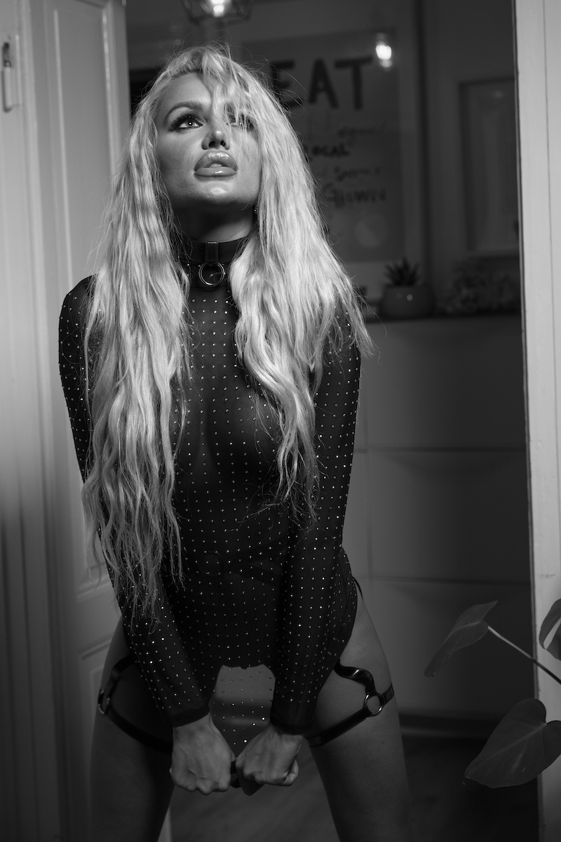 Between Fashion and Boudoir - Violet Irina & Olivier Springer Image 9