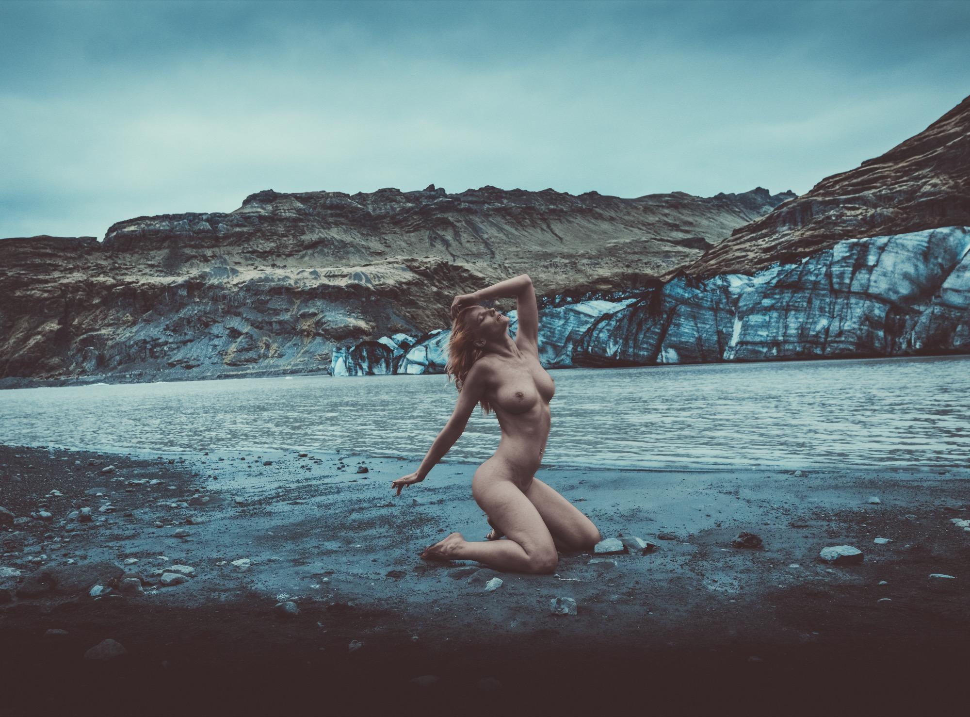 Dancing On Icelandic Nature Claudio Pari & Mini Nini Image 2