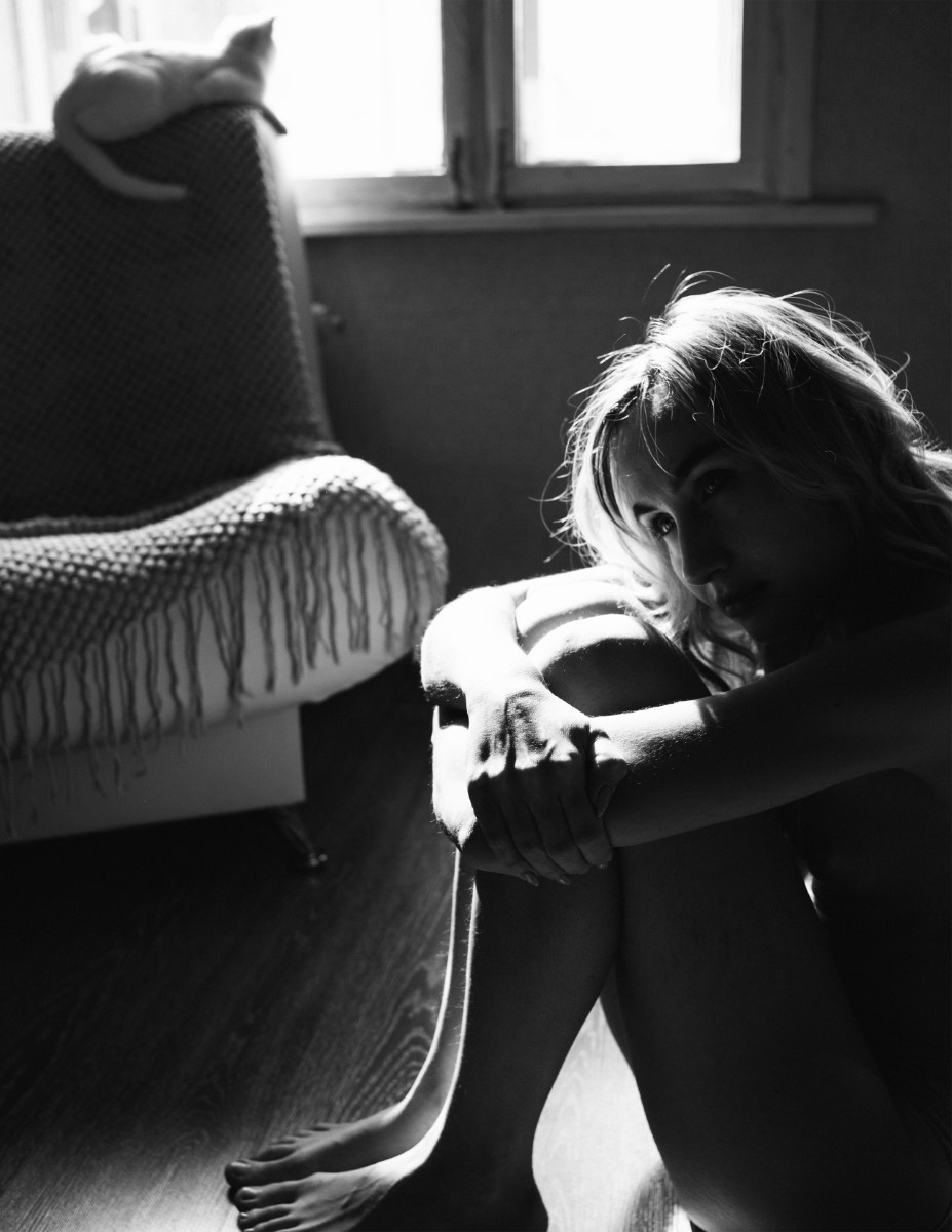 Elizabeth catches the sun with a cat  - Elizaveta Shestakova & Vladimir Podrezov Image 16