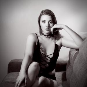 Emma & Poupée De Cendres - Sensualité Sur Canapé