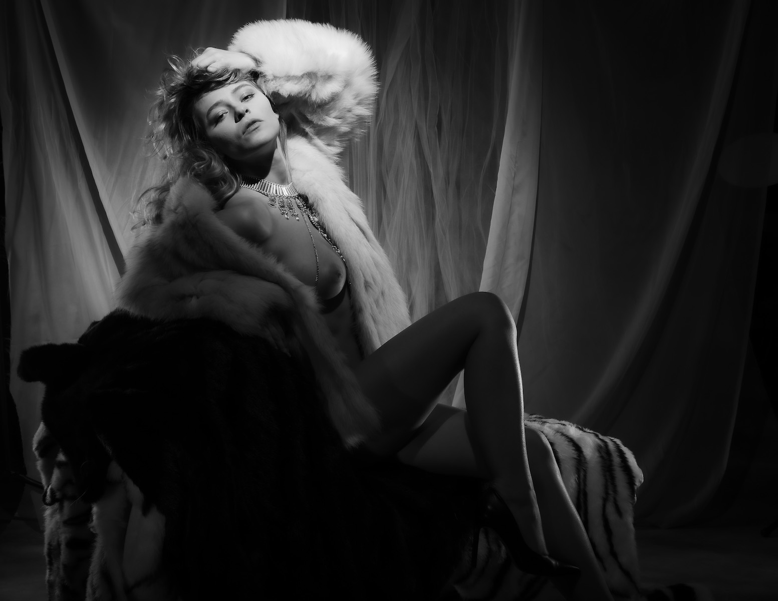 Hollywood Glamour in Black and White - Alice Antoinette & Doug Hansgat Image 19