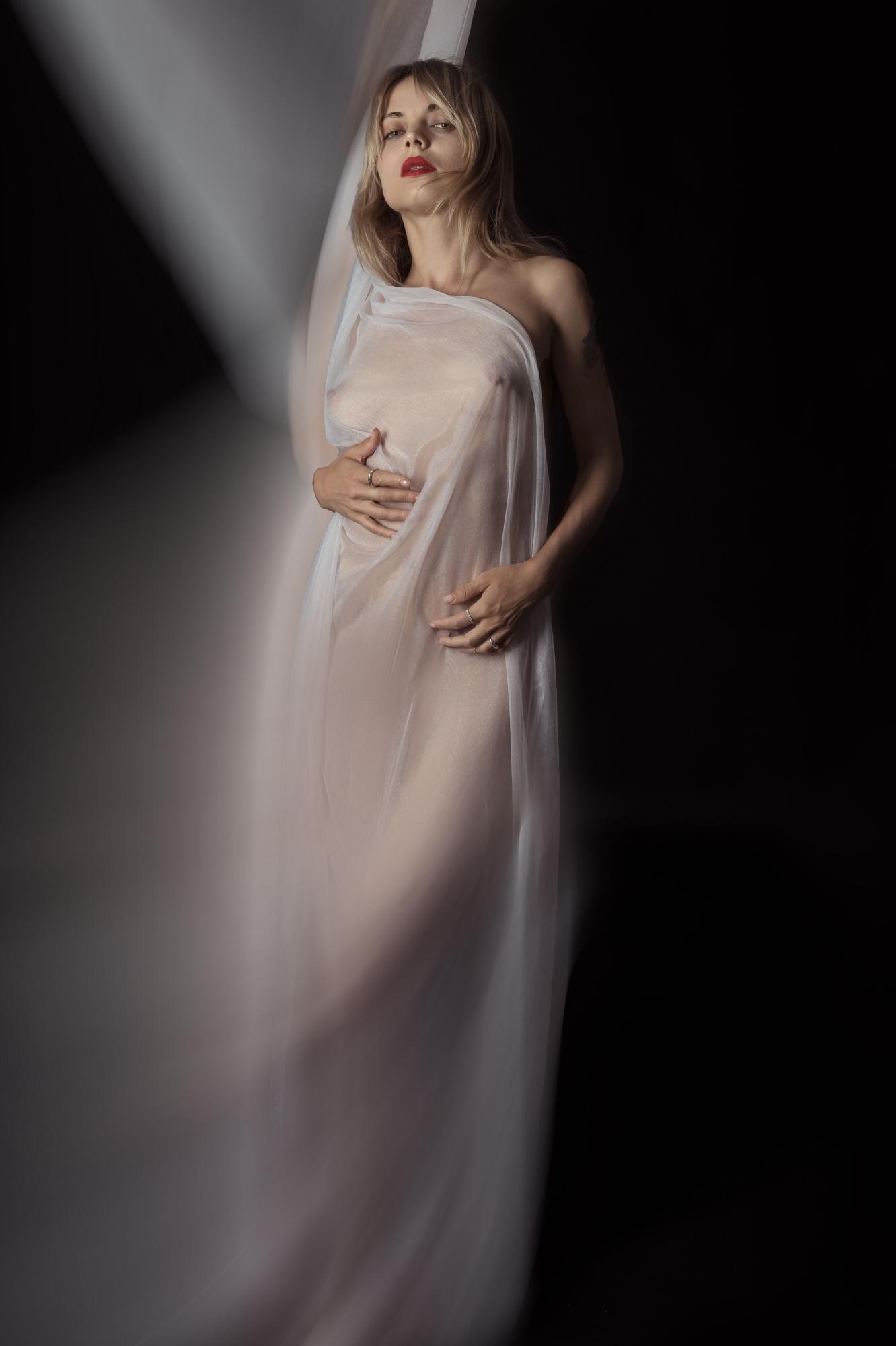 Lady In The Mist: A Tale Of Dreams And Fears - Antonio Torras & Anastasia Holornia (Stecie) Image 4