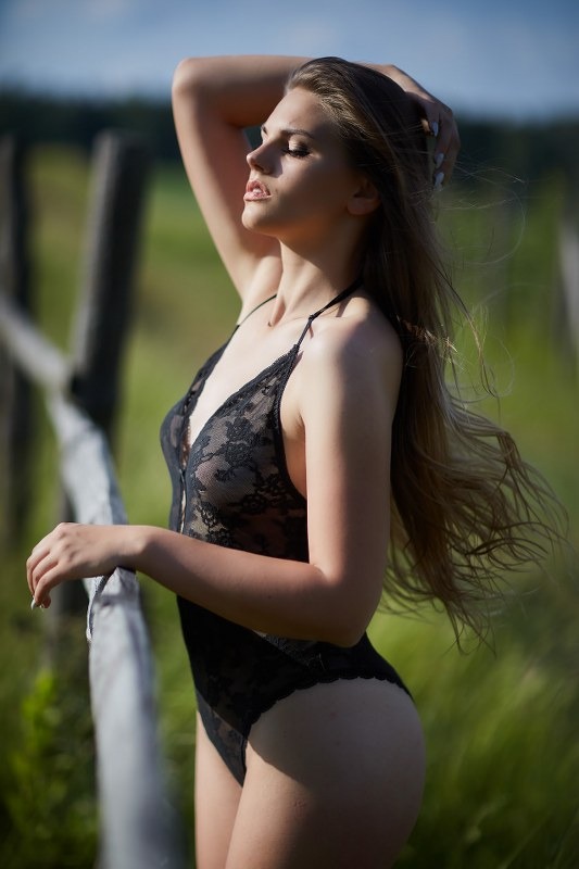 Magdalena Iskra & Yasia Cherevyk & Carin Cokefair - Effortless Beauty In Natural Setting Image 8