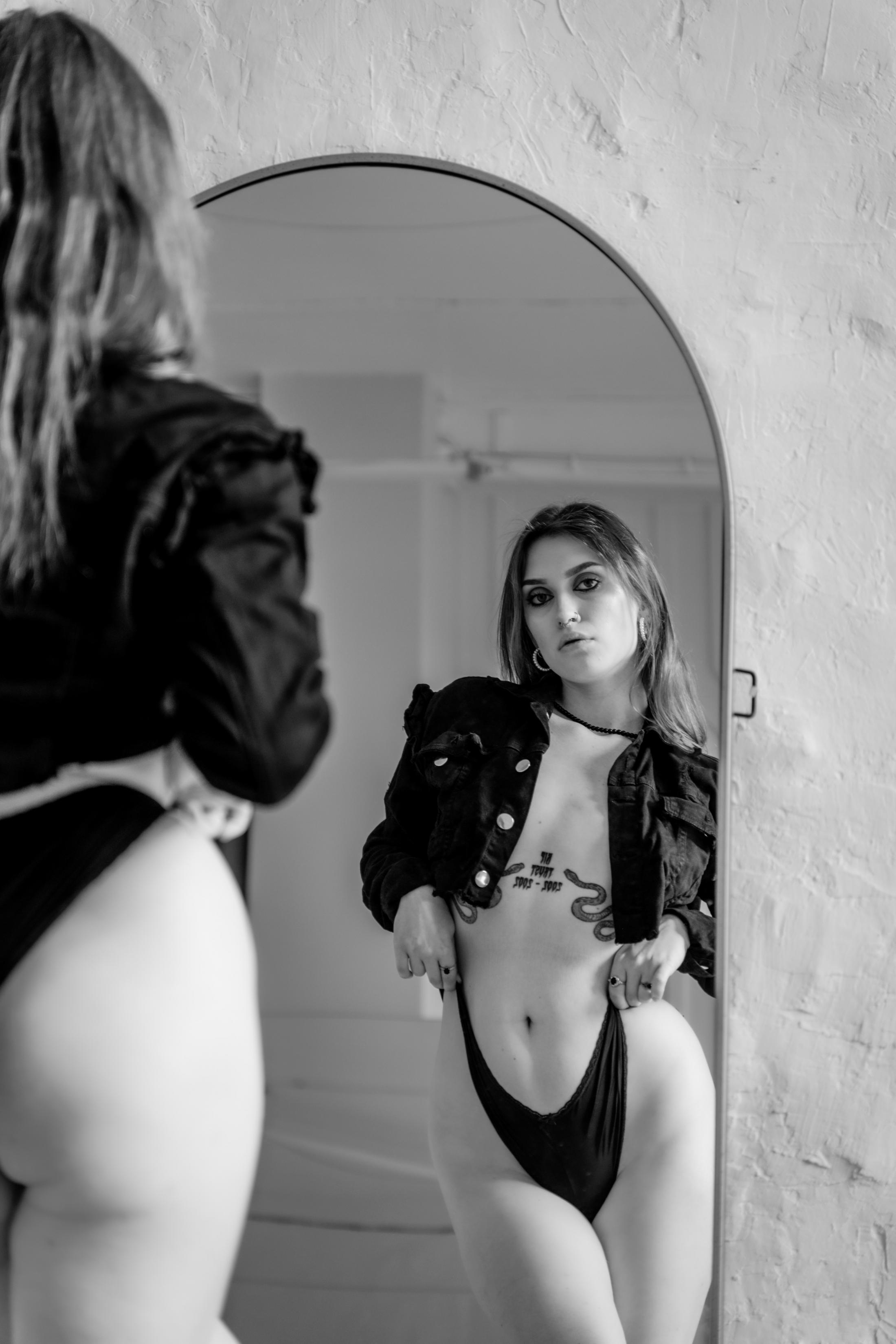 Mirror Me – A Boudoir Story - Damian Olejniczak & Exiseul Image 2