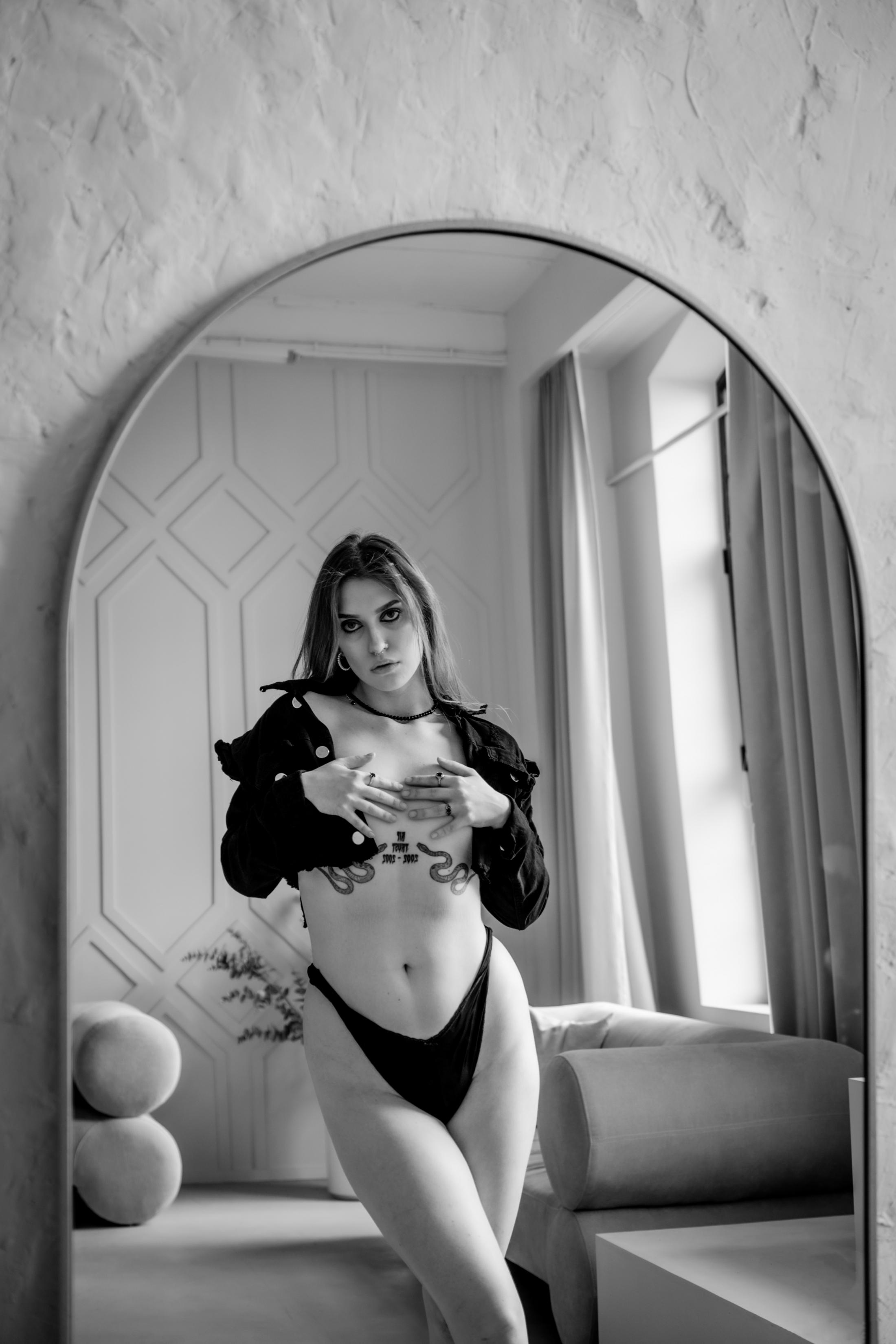 Mirror Me – A Boudoir Story - Damian Olejniczak & Exiseul Image 3