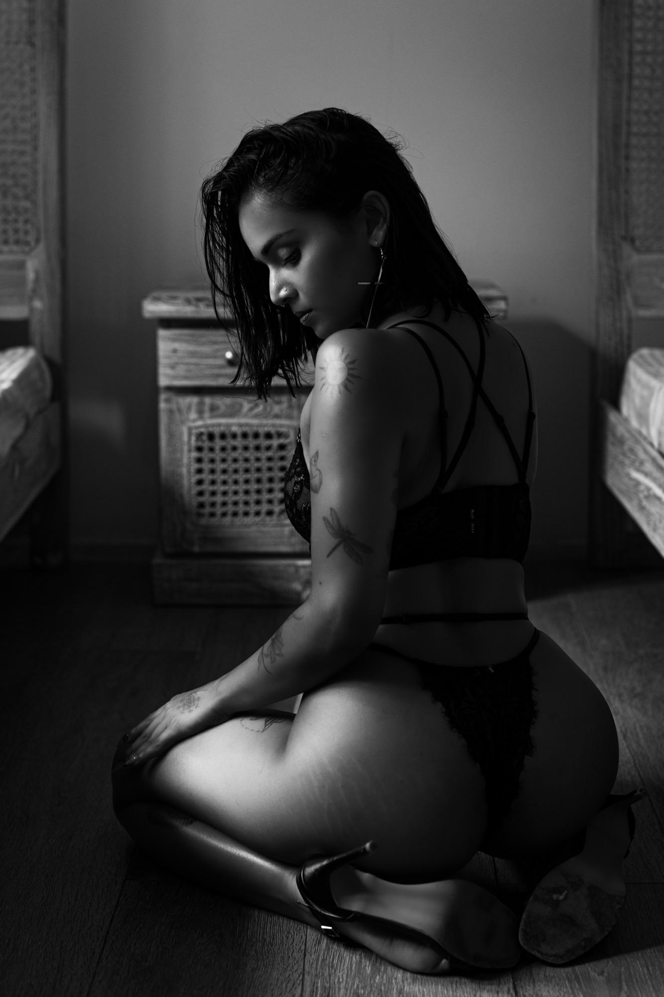 Sensuous Model Yoma Perera's First Boudoir Shoot - Sensuous Darkroom & Yoma Perera Image 15
