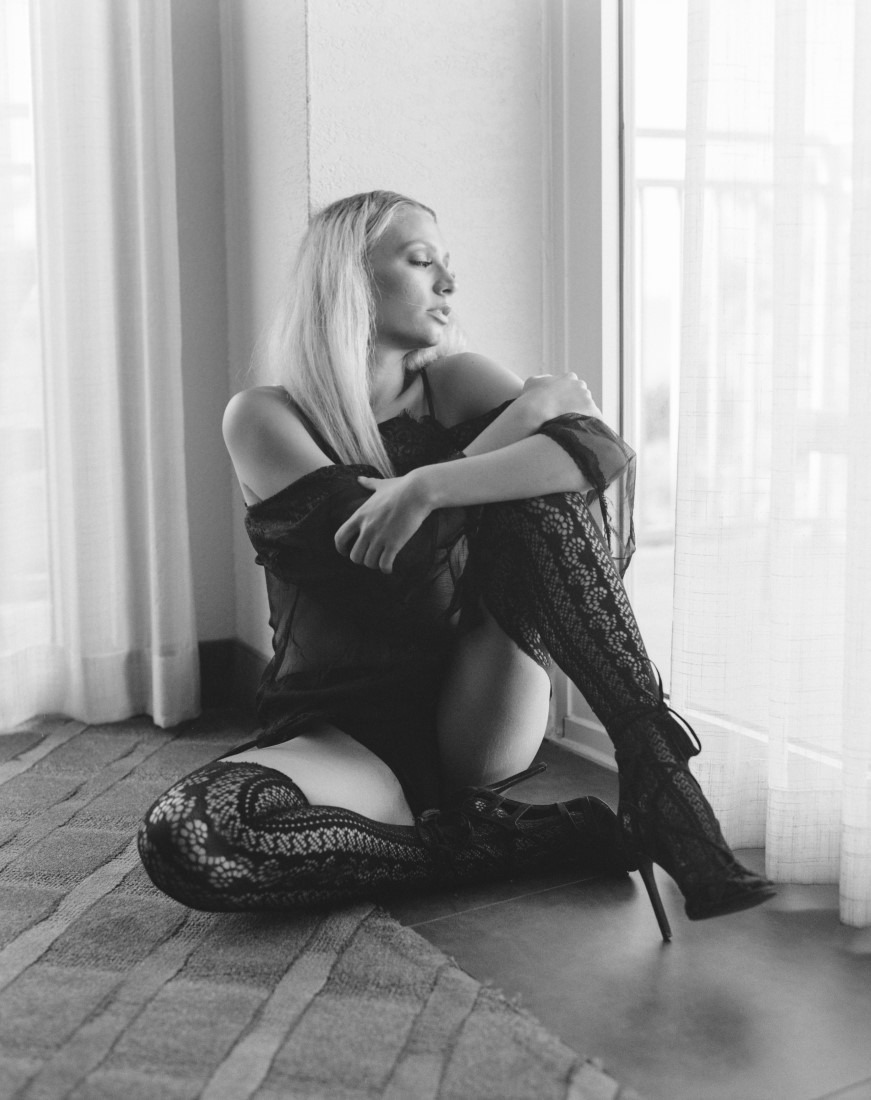 Sultry - Caitlyn Rose & Vito Servideo Image 16