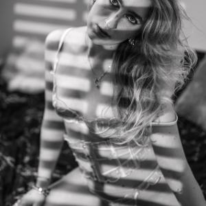 Svenne Comfortable On Bed - Nick van Dijk & Svenne de Vries