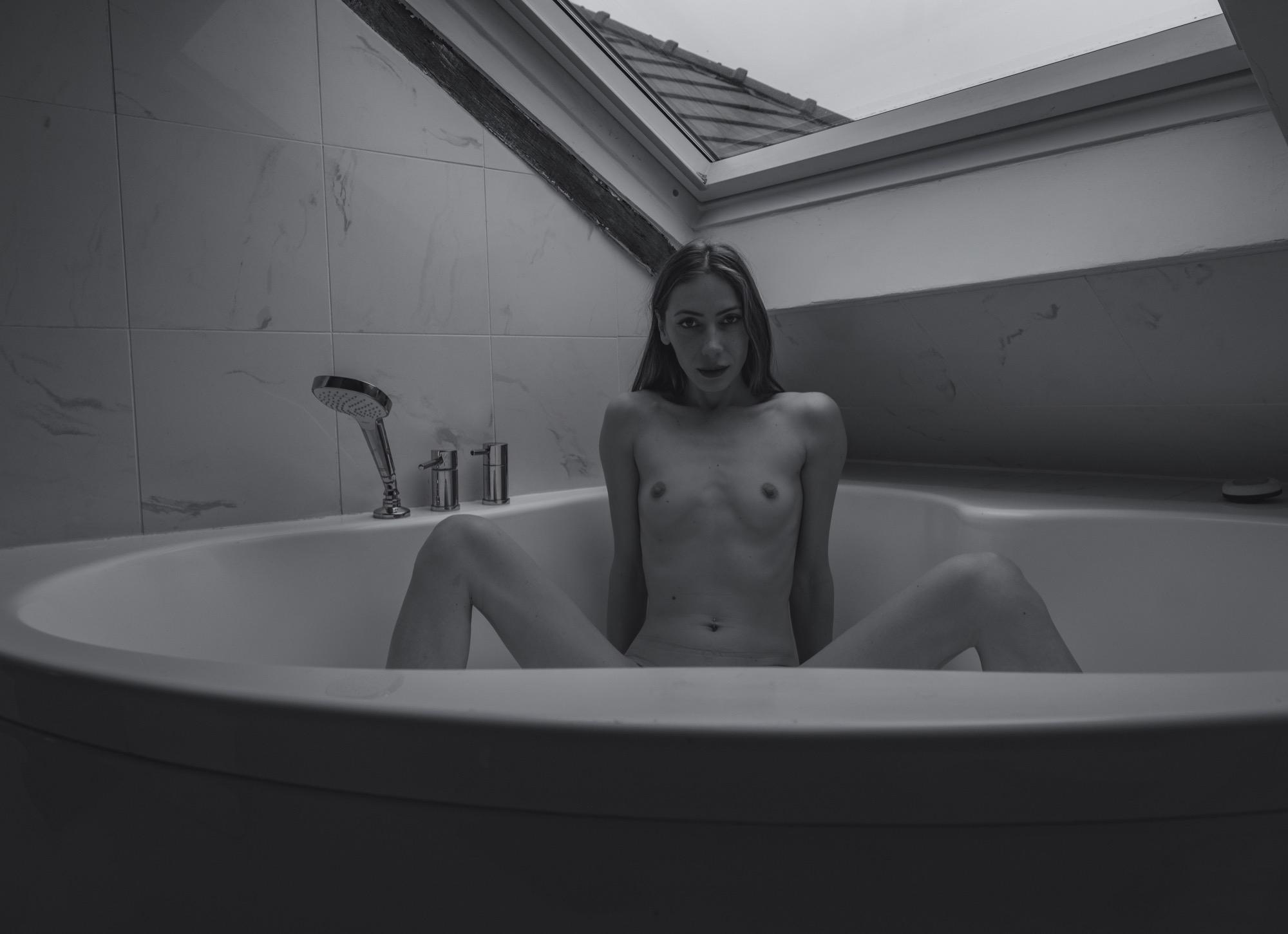 The Bathroom - Claudio Pari & Luci Image 2