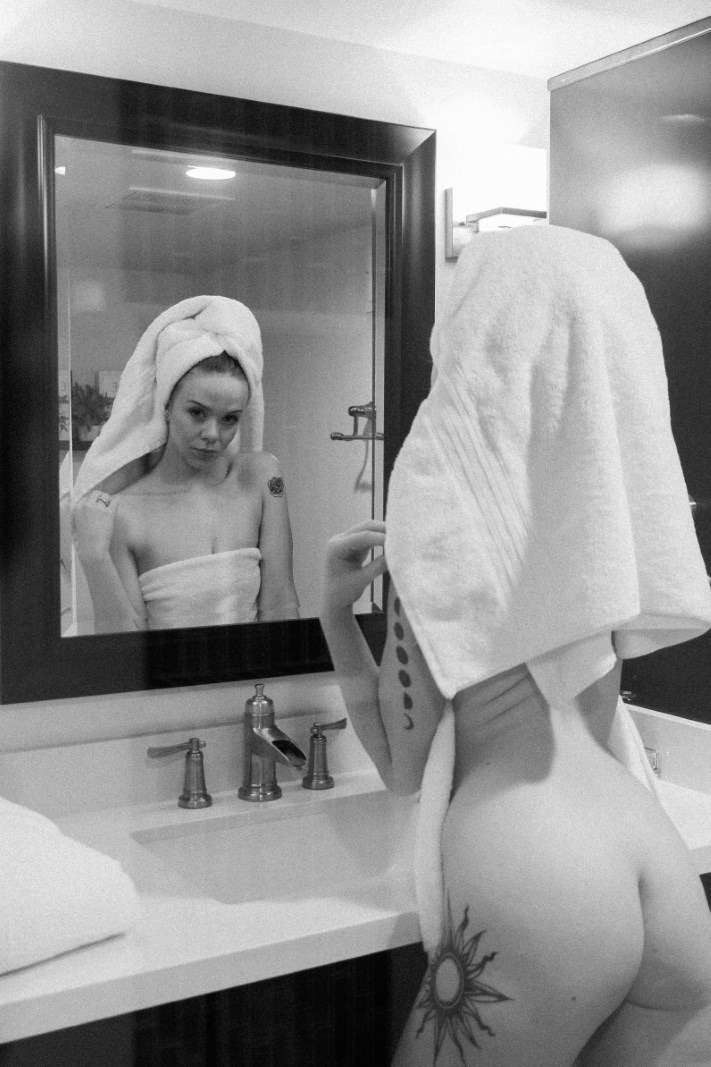 Toshiro Mata & Aurora Art Model - Luxury Shower Image 6