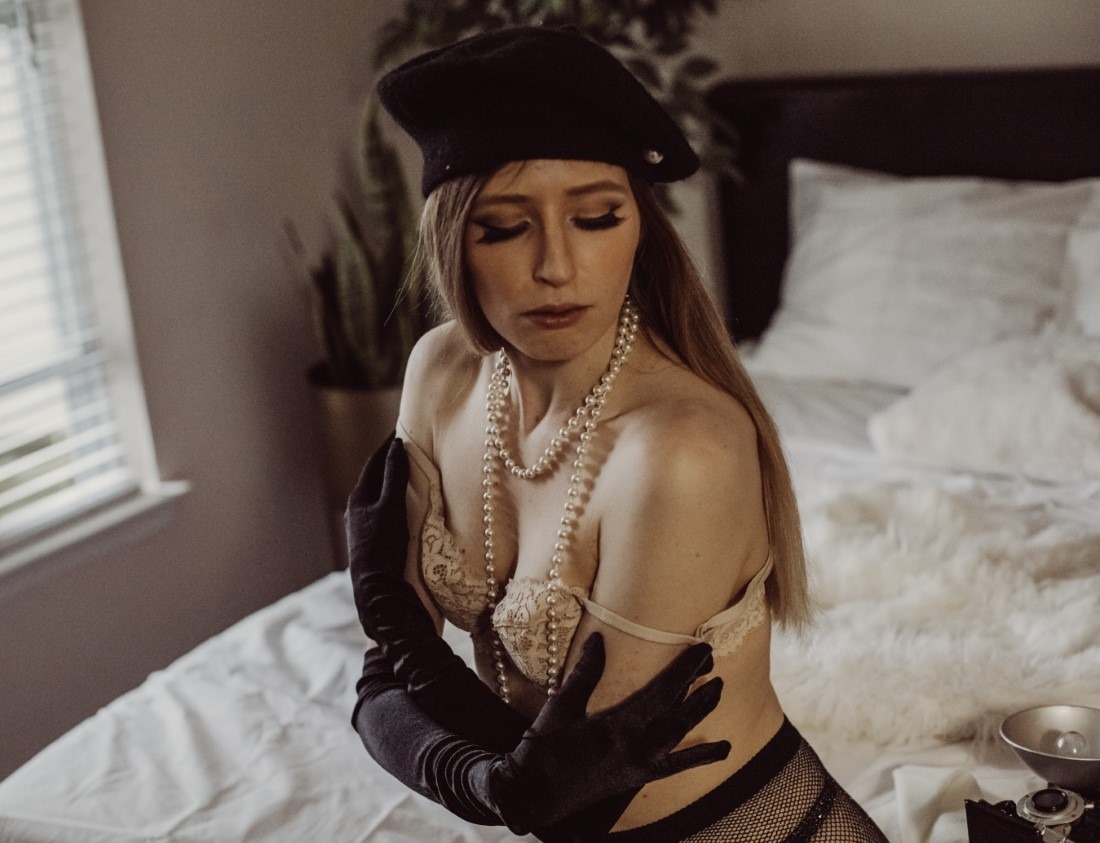 Vintage Voyeur - Grace Elizabeth Calderwood & Nina Mujezinovic Image 9