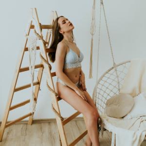 Womans Strength In Subtlety Paulina Niewiadomska 10 Q0p8dbk Boudoir Poses on Stairs or Ladders