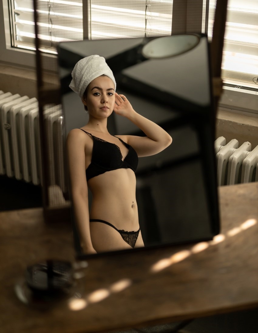 Girl In The Mirror - Arielle & Thomas Hessel Image 1