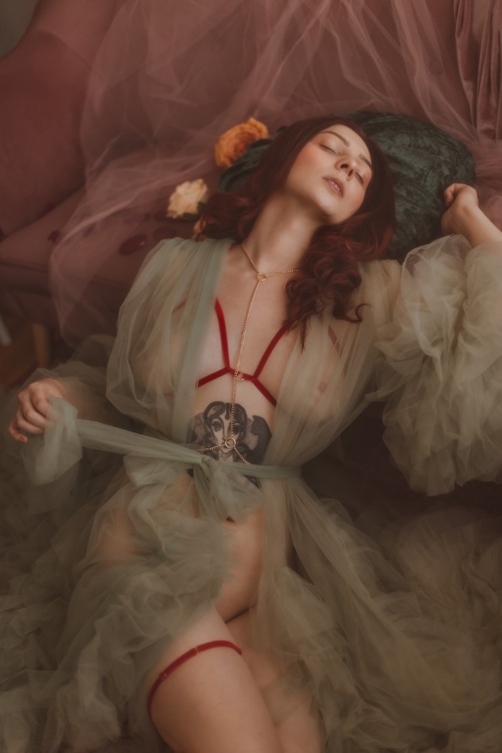 Rossetti's Muse - Katarzyna Guminska & Emilia Lyon Image 2